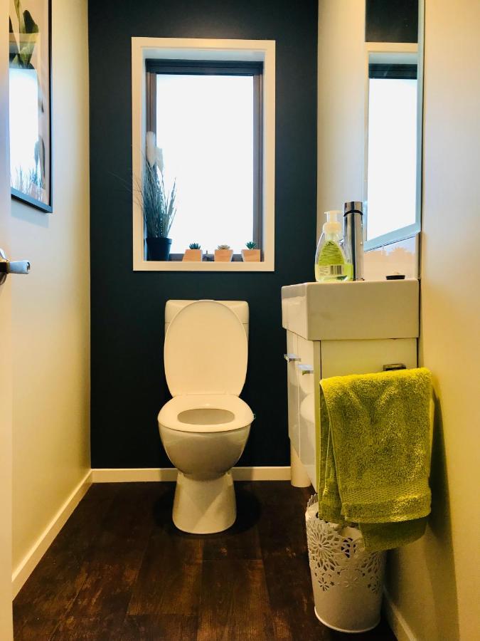 A Little Bit Beachy Modern Guest Room And Private Toilet كريستتشيرش المظهر الخارجي الصورة